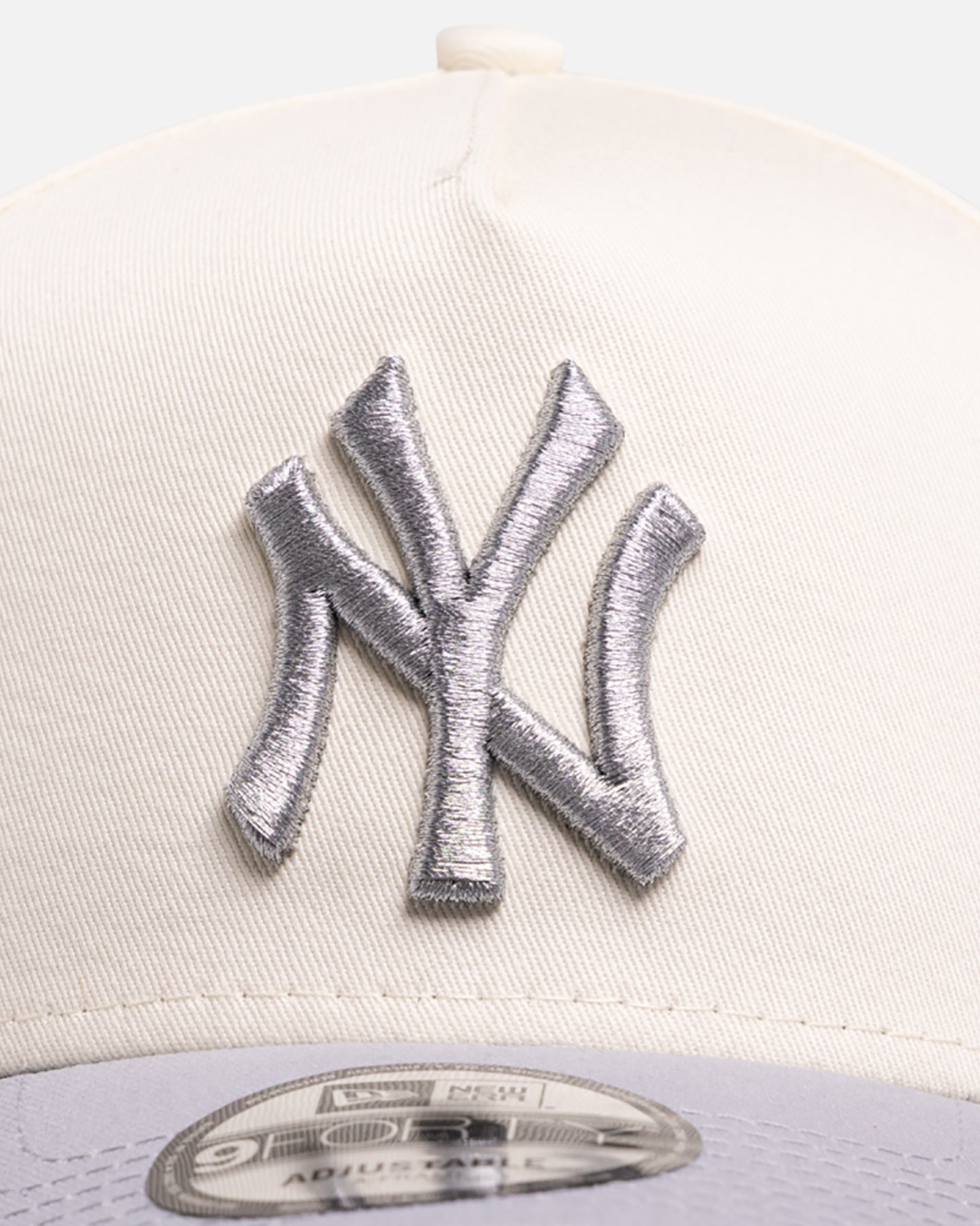New Era New York Yankees 'Chrome Grey' 9FORTY A-Frame Snapback White/Silver