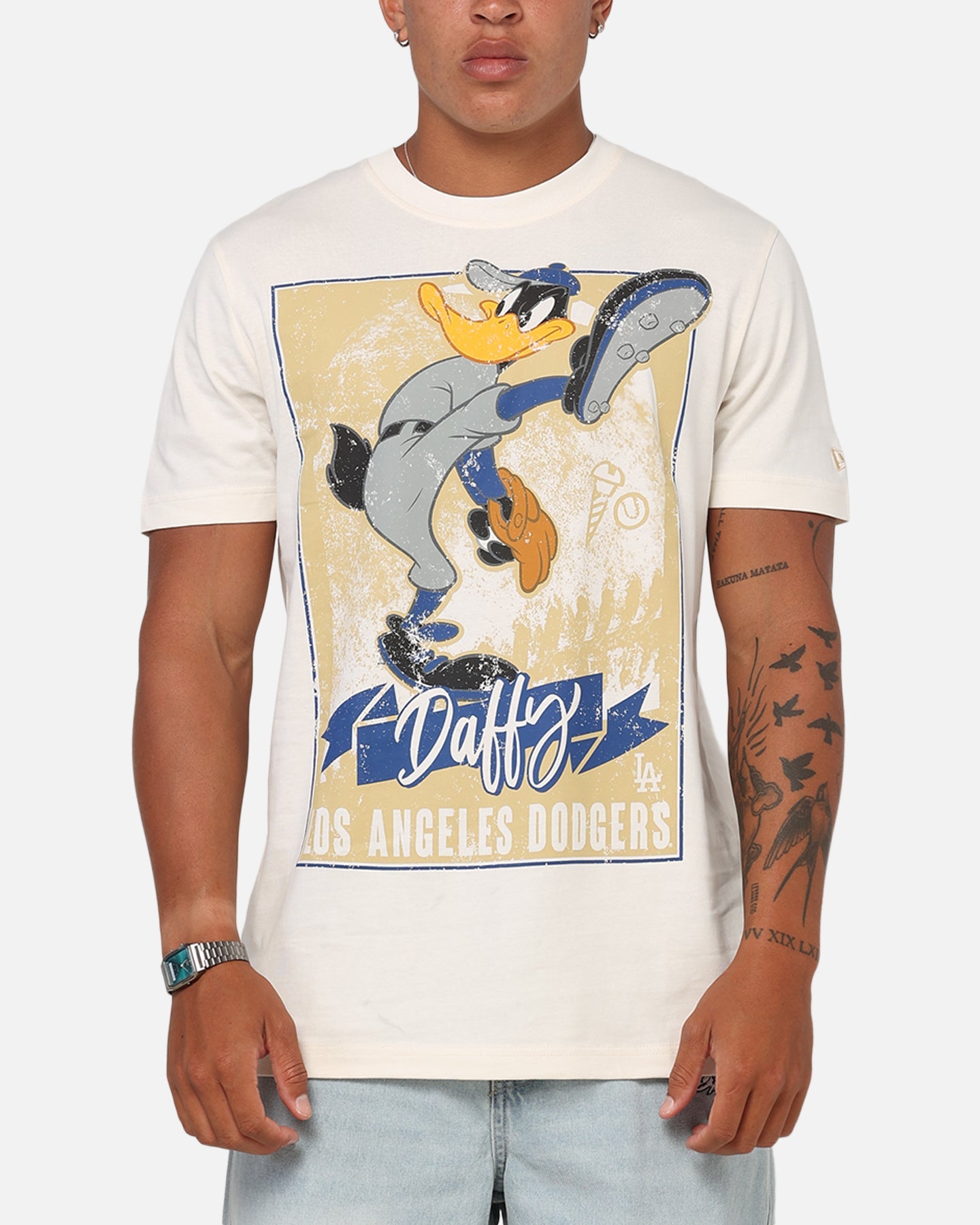 New Era Los Angeles Dodgers 'Looney Tunes' Daffy Duck T-Shirt Light Beige