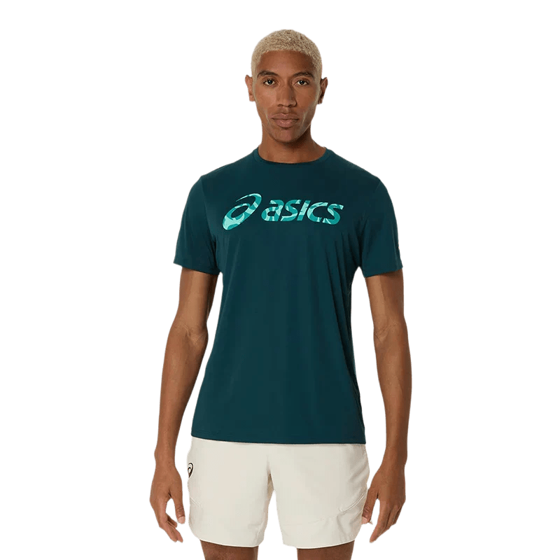 Camiseta Asics Match Seasonal Graphic Verde Saxon 2025 - Kings Dr