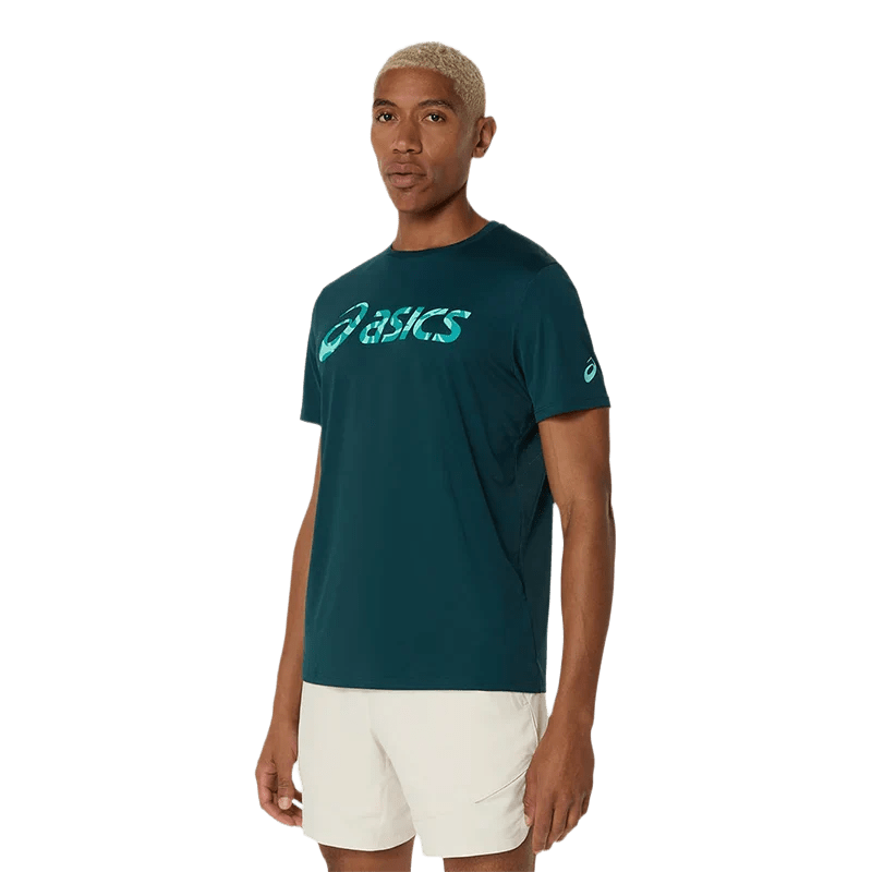 Camiseta Asics Match Seasonal Graphic Verde Saxon 2025 - Kings Dr